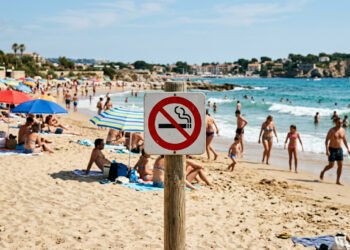 Fumar na praia agora é proibido e quem descumprir paga multa de até R$ 4,8 mil