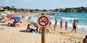 Fumar na praia agora é proibido e quem descumprir paga multa de até R$ 4,8 mil