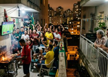 Vizinho convidou 20 pessoas para ver o jogo na varanda e a bagunça tomou conta do prédio inteiro: o que fazer ?
