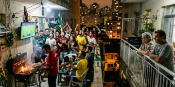 Vizinho convidou 20 pessoas para ver o jogo na varanda e a bagunça tomou conta do prédio inteiro: o que fazer ?