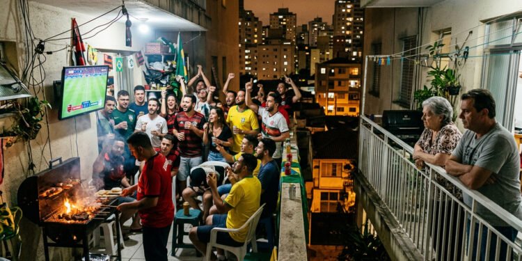 Vizinho convidou 20 pessoas para ver o jogo na varanda e a bagunça tomou conta do prédio inteiro: o que fazer ?