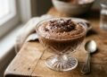 Receita clássica de mousse de chocolate usa técnica francesa que muda a textura da sobremesa