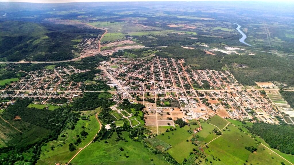 O paraíso brasileiro que esconde rios de águas azuis e shows de araras