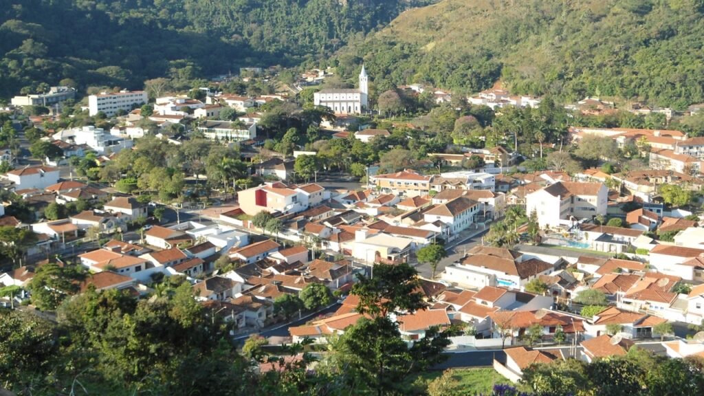 Famílias que deixam São Paulo encontram nesta pequena cidade uma rotina tranquila, com 100% das crianças na escola e cachoeiras da Serra da Mantiqueira a poucos minutos de casa