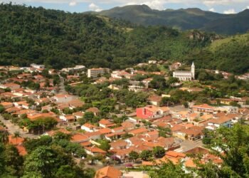 Famílias que deixam São Paulo encontram nesta pequena cidade uma rotina tranquila, com 100% das crianças na escola e cachoeiras da Serra da Mantiqueira a poucos minutos de casa