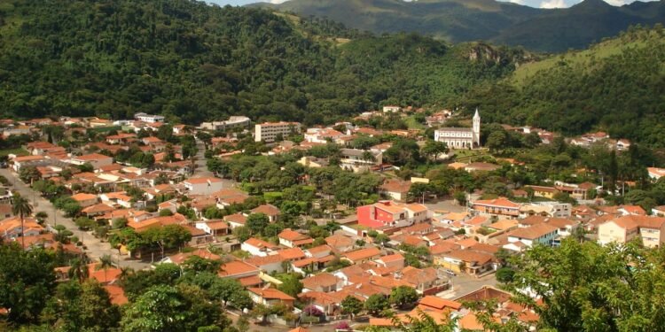 Famílias que deixam São Paulo encontram nesta pequena cidade uma rotina tranquila, com 100% das crianças na escola e cachoeiras da Serra da Mantiqueira a poucos minutos de casa