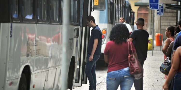 Decisão mantém pagamento em dinheiro proibido nos ônibus - Créditos: depositphotos.com / sauloferreiraangelo