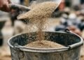 Quantas pás de areia são necessárias para cada saco de cimento de 25 kg?