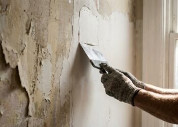 Como recuperar paredes danificadas pela umidade sem comprometer a decoração da casa