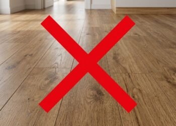 Adeus ao piso laminado que estufa com a umidade: esse material está tomando o lugar nas reformas de 2026 e barateia o custo do metro quadrado