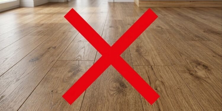 Adeus ao piso laminado que estufa com a umidade: esse material está tomando o lugar nas reformas de 2026 e barateia o custo do metro quadrado
