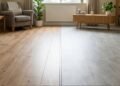 Adeus aos pisos laminados tradicionais que fazem barulho e estufam com a água: esta inovação ultrarresistente do piso vinílico em manta irá revolucionar as reformas em 2026