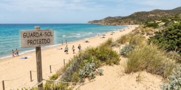 Praia proíbe guarda-sóis para pessoas entre 10 e 65 anos