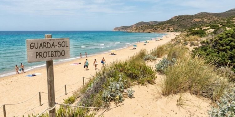 Praia proíbe guarda-sóis para pessoas entre 10 e 65 anos