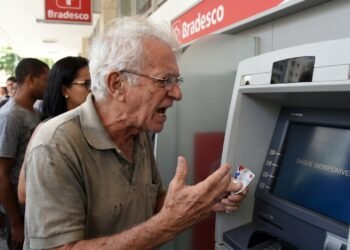Idoso descobre que estava “morto” ao tentar sacar aposentadoria e caso vai parar na Justiça