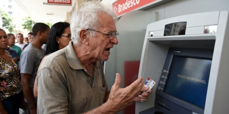 Caso de idoso dado como morto ao tentar sacar benefício da aposentadoria vai parar na Justiça
