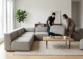 Adeus aos sofás retráteis gigantes de veludo que travam a circulação da sala: esta inovação de design modular e orgânico irá revolucionar o conforto em 2026