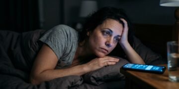 Dormir menos de 6 horas por noite pode aumentar o risco de pressão alta, diz a ciência