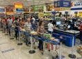Supermercados como Atacadão, Carrefour e Assaí adotam nova tecnologia que promete acabar com as filas