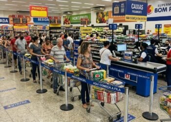 Supermercados como Atacadão, Carrefour e Assaí adotam nova tecnologia que promete acabar com as filas