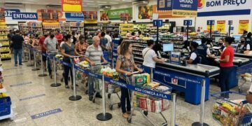 Supermercados como Atacadão, Carrefour e Assaí adotam nova tecnologia que promete acabar com as filas
