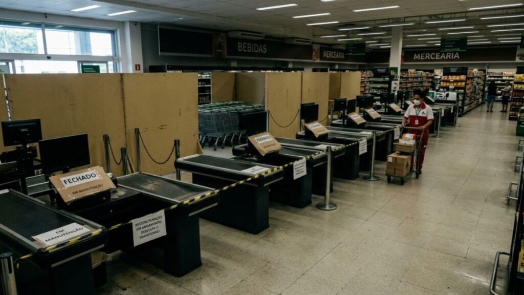 Gigante do setor de supermercados fecha 28 lojas e demite 6.600 funcionários no Brasil