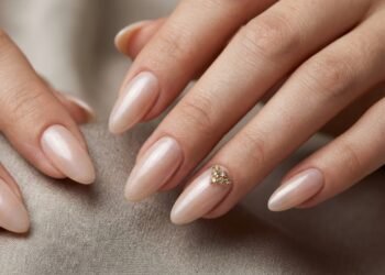O choque das tendências de unhas 2026 ninguém esperava esse retorno do brilho