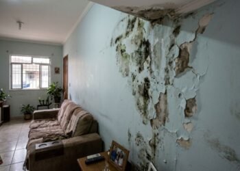 Já está em vigor: proprietários de imóveis com infiltração visível na parede que divide com o vizinho são obrigados a reparar o dano em até 30 dias ou responder por todos os prejuízos causados