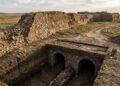Sob uma cidade de pedra de 4.500 anos na China, arqueólogos encontraram 6 túneis que iam além dos muros da fortificação e ninguém esperava encontrar isso num sítio tão antigo