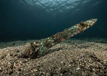 Mergulhadoras encontraram uma espada de 3 mil anos no fundo do mar, em uma região que já revelou ouro e centenas de objetos antigos