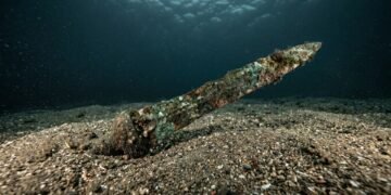 Mergulhadoras encontraram uma espada de 3 mil anos no fundo do mar, em uma região que já revelou ouro e centenas de objetos antigos
