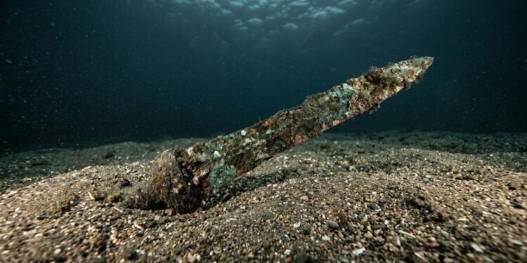 Mergulhadoras encontraram uma espada de 3 mil anos no fundo do mar, em uma região que já revelou ouro e centenas de objetos antigos