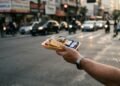 Influenciador grava crianças vendendo doces, lucra R$ 950 mil e leva condenação de R$ 500 mil