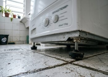 Máquina de lavar mal nivelada pode gastar mais, fazer barulho e quebrar peças antes da hora
