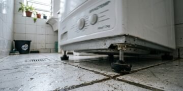 Máquina de lavar mal nivelada pode gastar mais, fazer barulho e quebrar peças antes da hora