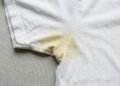 Suor, desodorante ou sabão: o que realmente deixa a camiseta branca amarela mesmo depois da lavagem