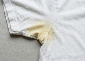Suor, desodorante ou sabão: o que realmente deixa a camiseta branca amarela mesmo depois da lavagem