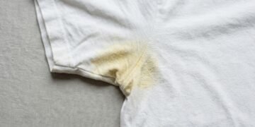 Suor, desodorante ou sabão: o que realmente deixa a camiseta branca amarela mesmo depois da lavagem