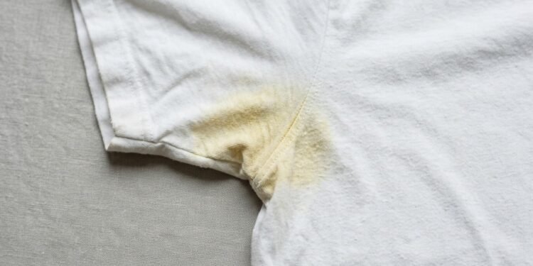 Suor, desodorante ou sabão: o que realmente deixa a camiseta branca amarela mesmo depois da lavagem