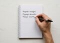 Pessoas que preferem escrever suas tarefas no papel geralmente compartilham estas 9 características, segundo a psicologia