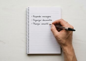 Pessoas que preferem escrever suas tarefas no papel geralmente compartilham estas 9 características, segundo a psicologia