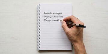 Pessoas que preferem escrever suas tarefas no papel geralmente compartilham estas 9 características, segundo a psicologia