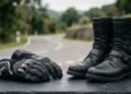 O uso de luvas e calçado fechado é obrigatório para motociclistas, caso contrário, será aplicada uma multa