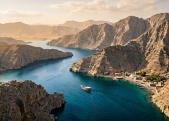 O lado de Omã que quase ninguém mostra guarda montanhas gigantes e paisagens únicas no Estreito de Hormuz