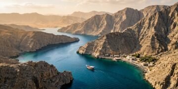 O lado de Omã que quase ninguém mostra guarda montanhas gigantes e paisagens únicas no Estreito de Hormuz