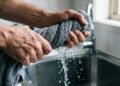Técnica que poucas donas de casa sabem tira mais água da roupa e encurta o tempo da secadora