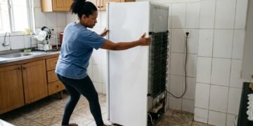 O truque de 10 centímetros que reduz o consumo de energia da sua geladeira