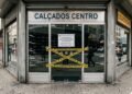 Loja tem atividade suspensa após Procon apreender 1.232 pares de tênis que imitavam marcas conhecidas