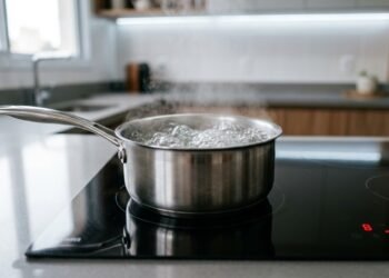 Fogão de indução aquece a panela sem chama: como funciona e quais panelas podem ser usadas