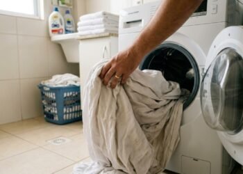 Nem a cada 3 dias, nem a cada 2 semanas: essa é a frequência que você deve lavar seus lençóis no inverno